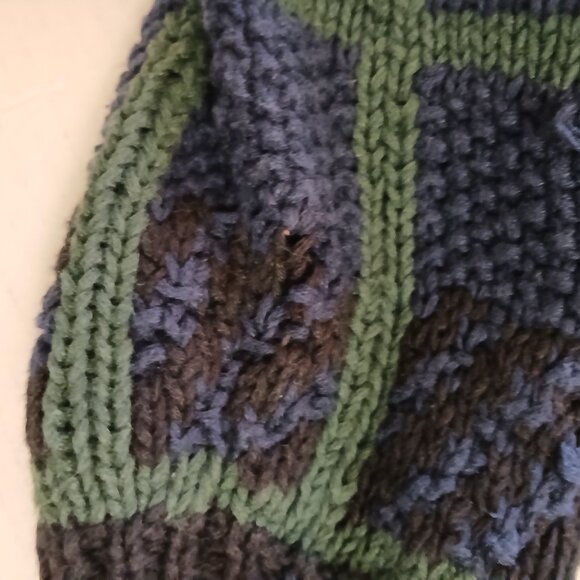 Handknit Metropolitan Woman Sweater - Picture 8 of 13